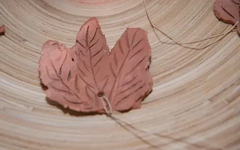 Selbst getöpfertes Blatt aus Ton als Wanddekoration