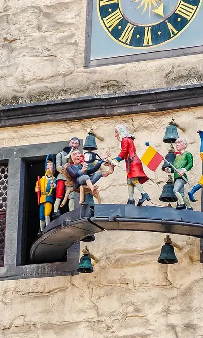 Glockenspiel am Rathaus von Hann. Münden mit den Figuren des Doktor Eisenbart